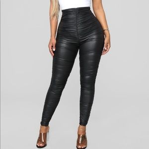 Fashion nova ruched legging